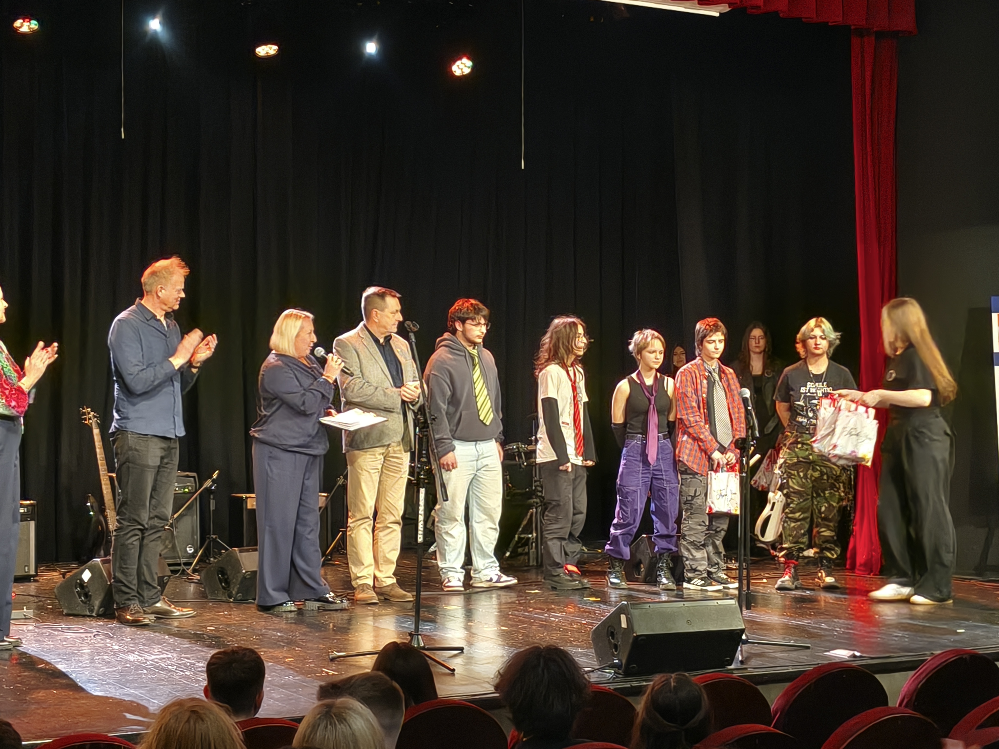 Zdjęcie XI konkurs piosenki obcoj (5)672cc40a-1e64-4d81-a37e-232debafffae.jpg w galerii Pierwsze miejsce Oliwii!